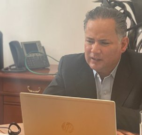 santiago nieto en su oficina