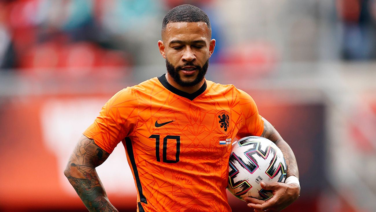 El Barcelona hizo oficial el fichaje de Memphis Depay.