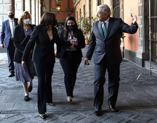 kamala harris y amlo en palacio macional