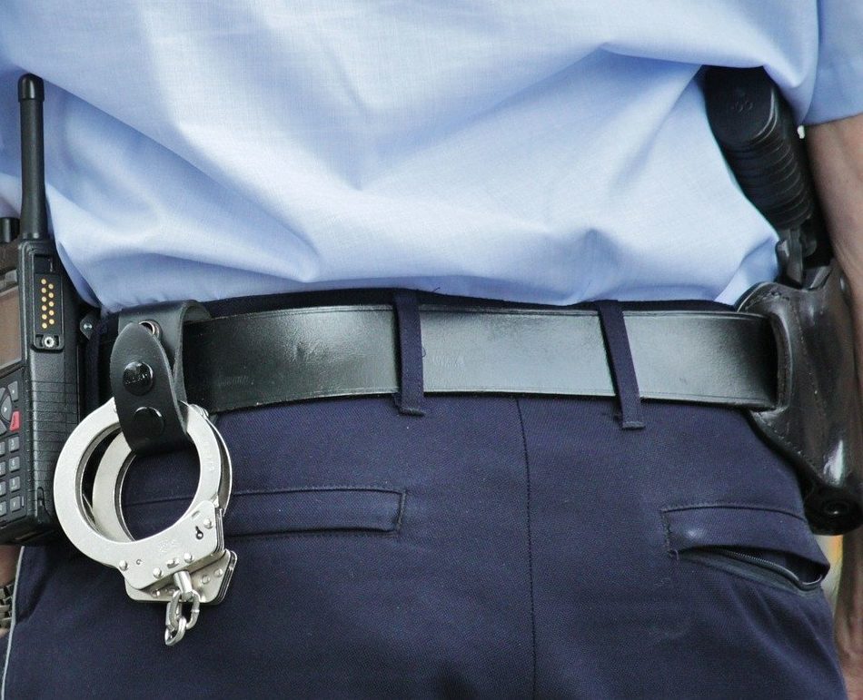 imagen de policia de espaldas