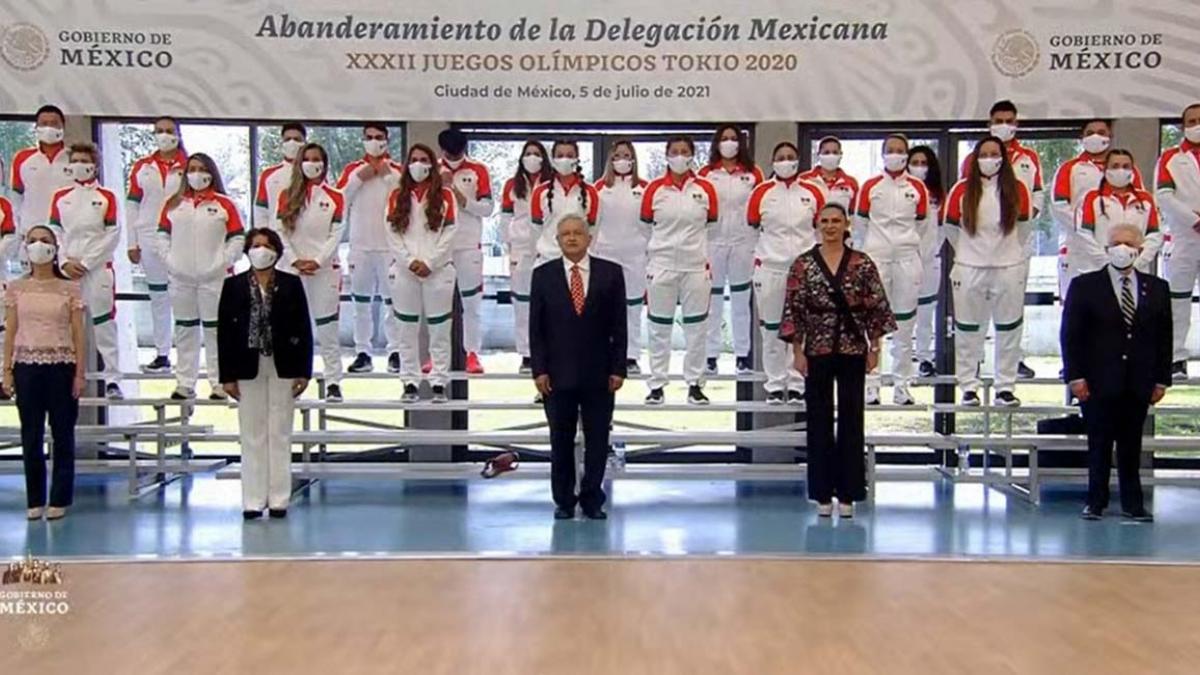 El abanderamiento de la delegación mexicana.