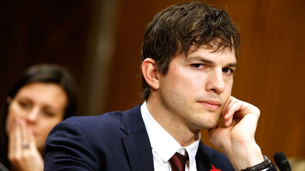 El actor Ashton Kutcher devuelve su boleto para viajar al espacio con Virgin Galactic, compañía de Richard Branson.