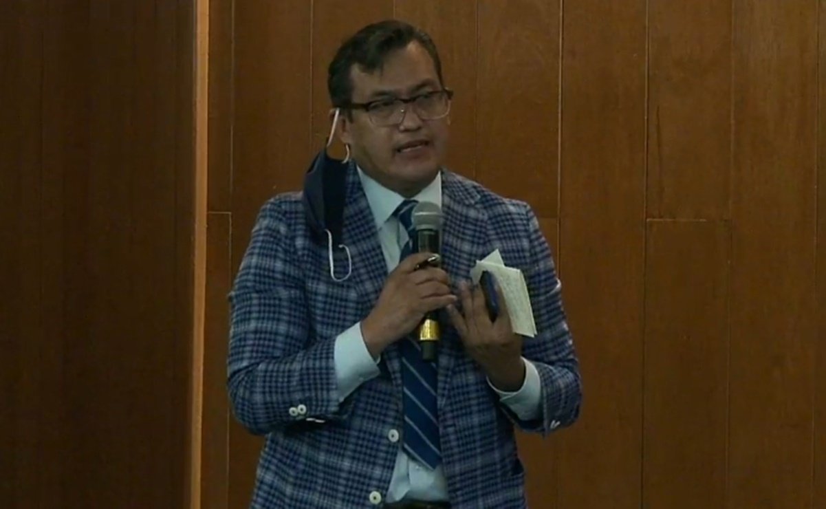 Barlett pide a reportero quitarse el bozal