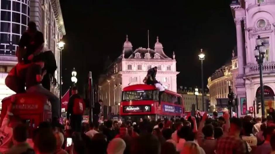Aficionados ingleses desafían las normas de prevención para la COVID 19 y salen a las calles a celebrar el pase a la final de la Eurocopa.