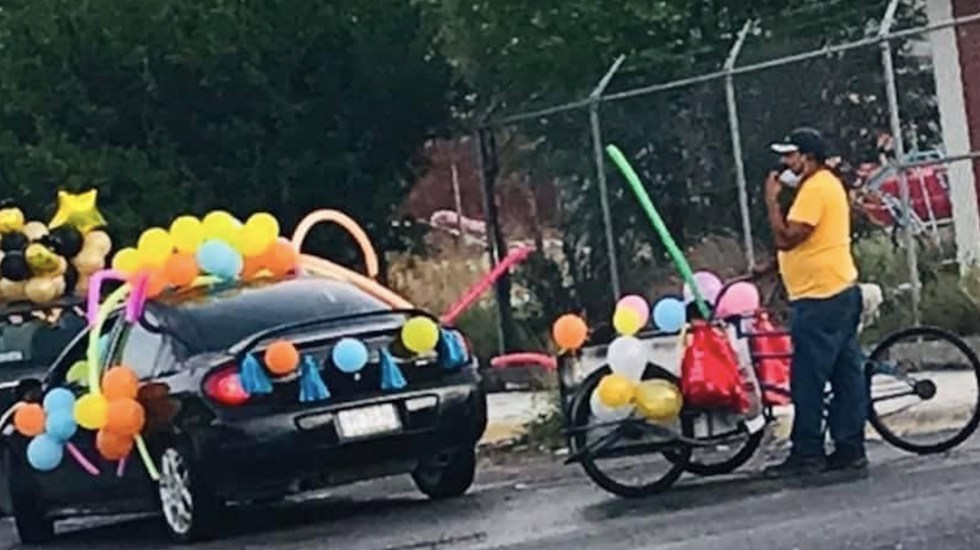 Papá-lleva-en-triciclo-a-hijos-a-caravana