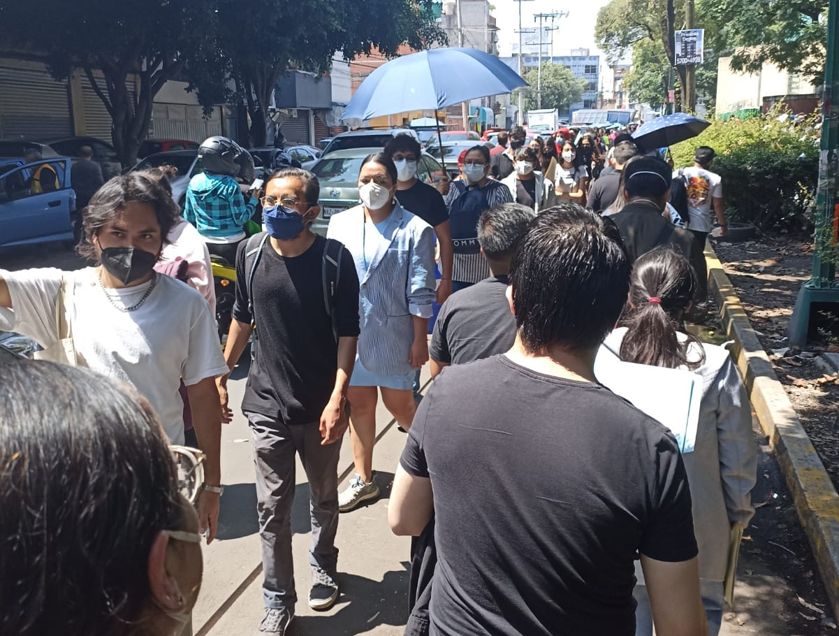 Asistentes a las sedes de vacunación de la CDMX reportan largas filas y aglomeraciones. Algunos reportan esperas de hasta tres horas.