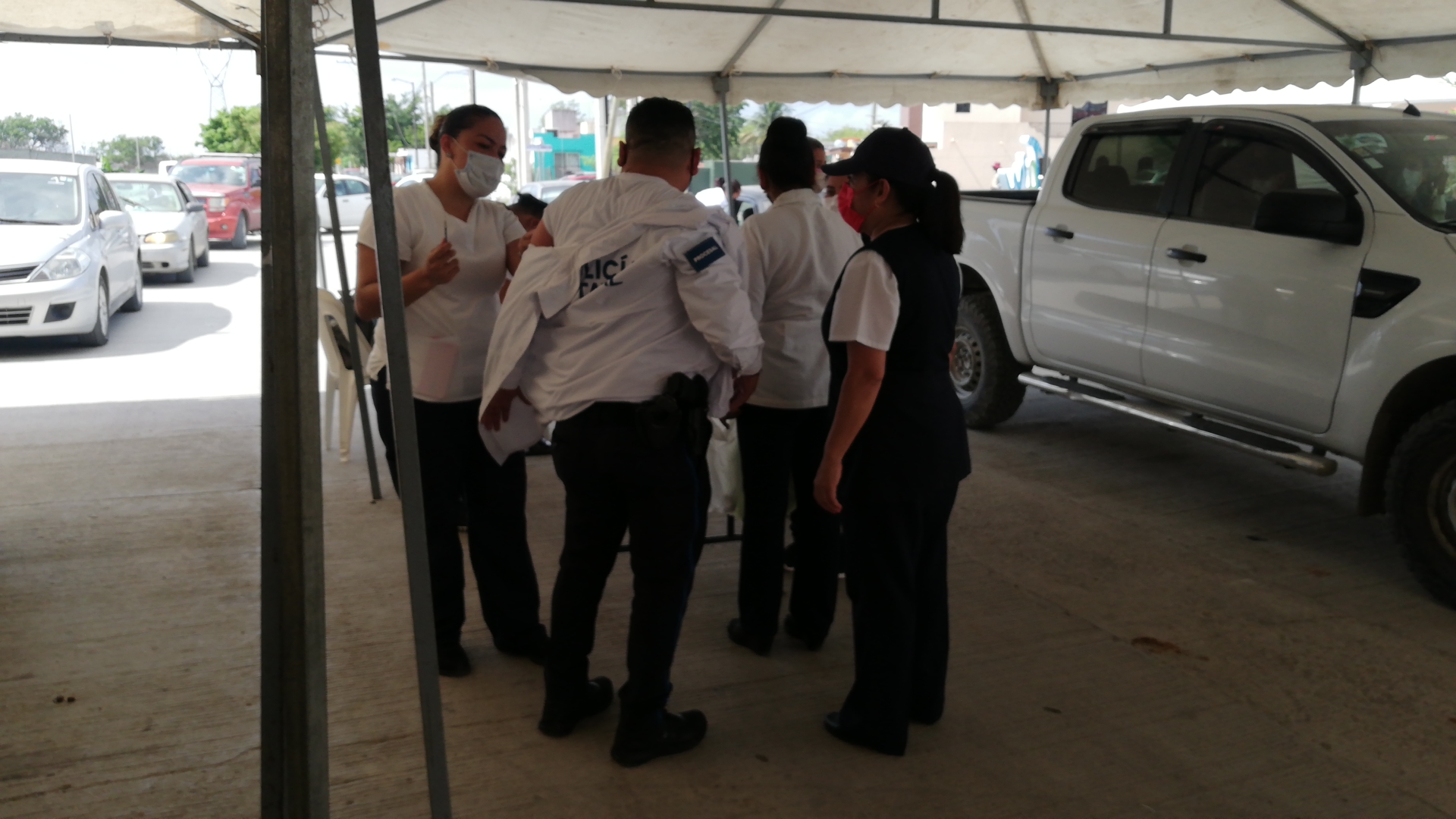 Personas con Covid intentan vacunarse