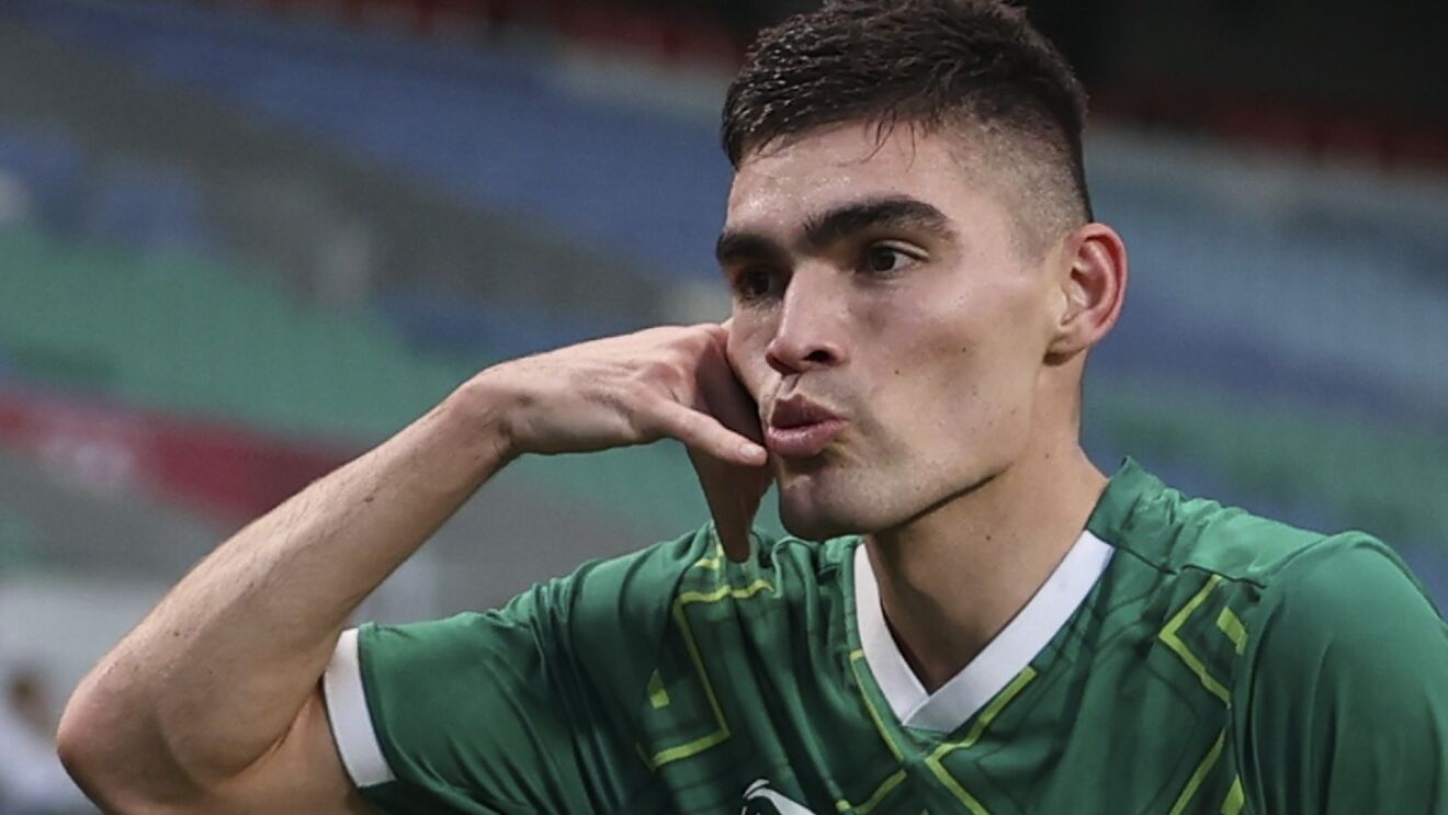 Johan Vásquez llegó a Italia para fichar con el Genoa