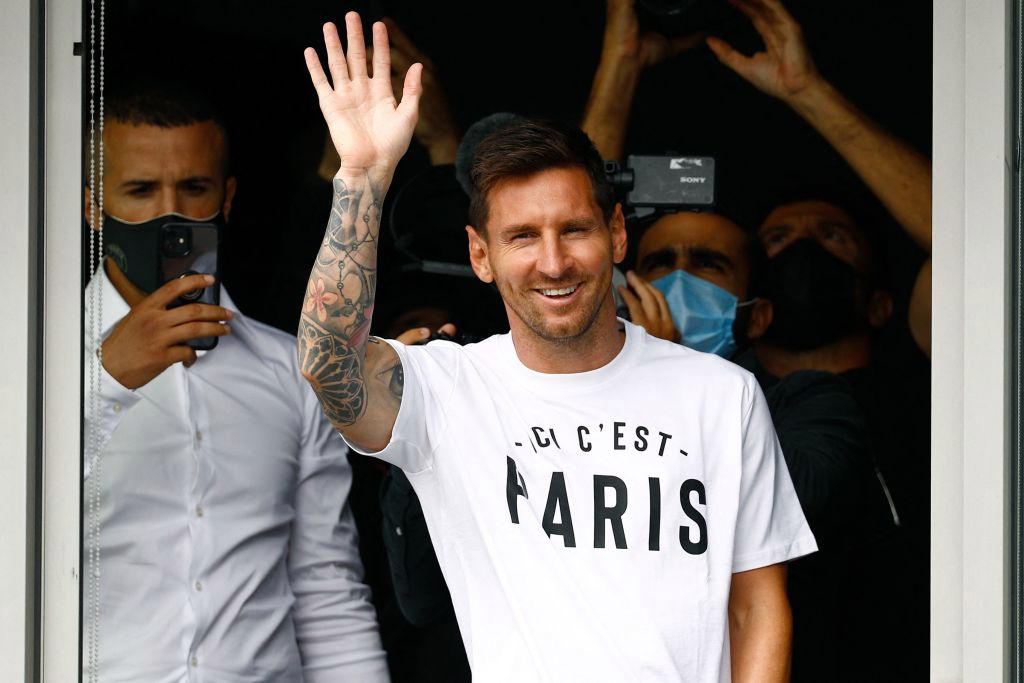 Leo Messi ya llegó a París para fichar por el PSG