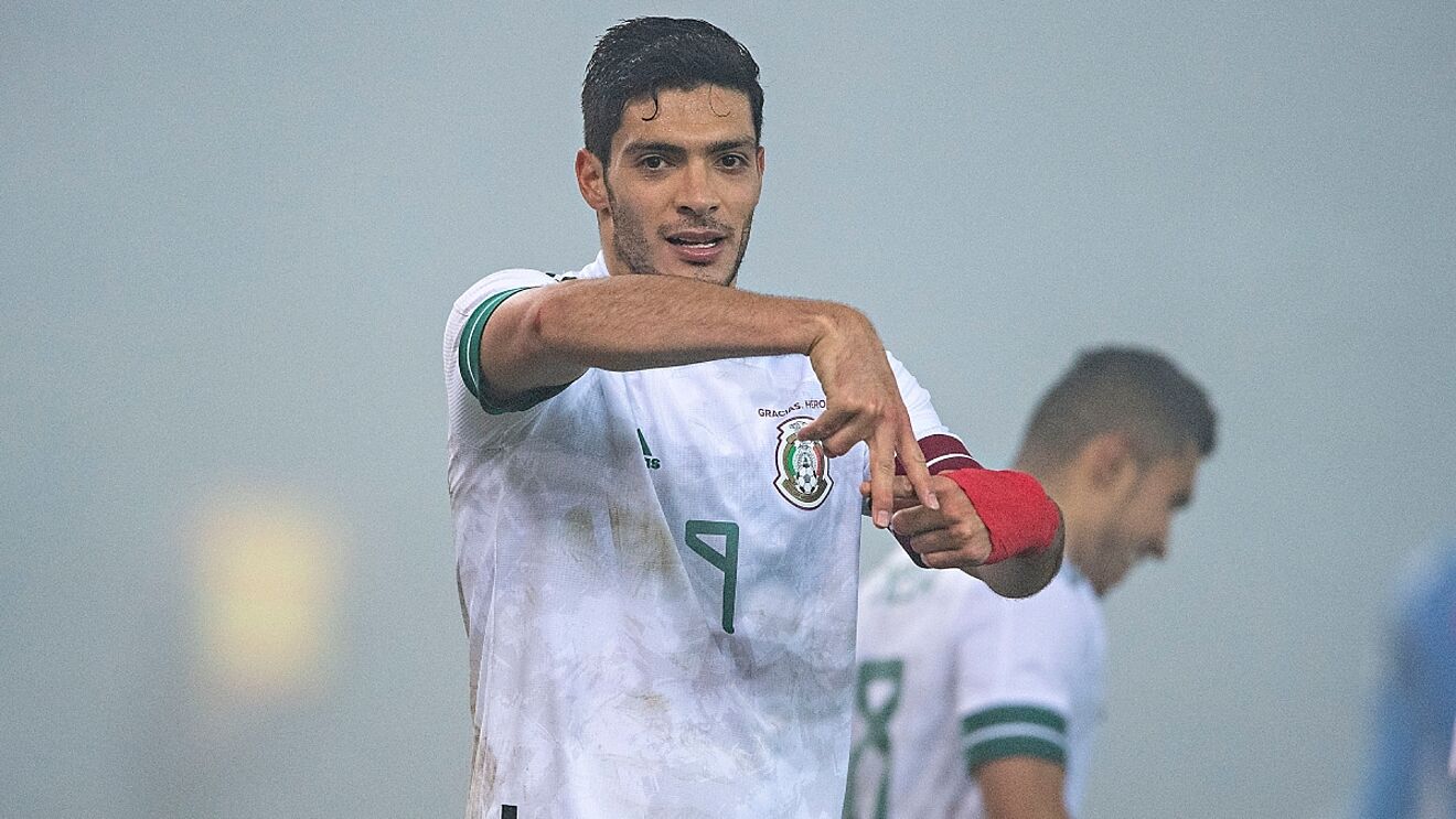 Raúl Jiménez no podrá jugar con el tri