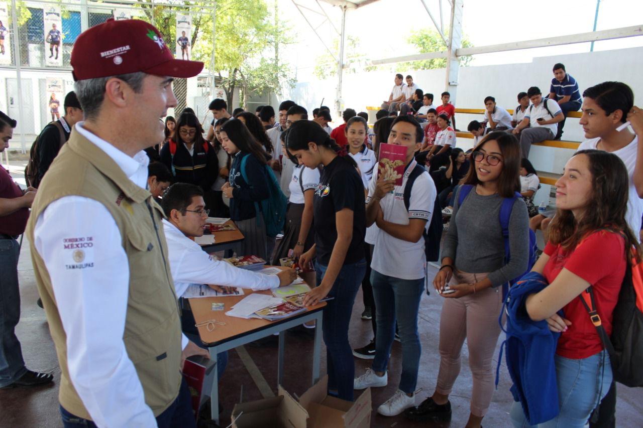 Estudiantes tamaulipecos recibieron becas