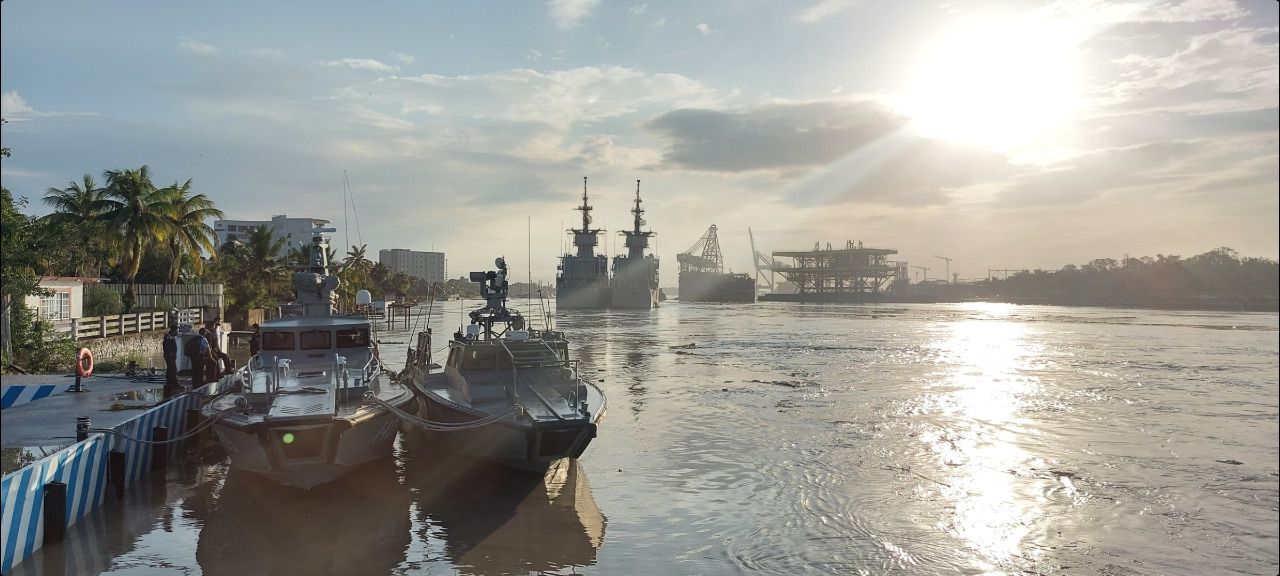 Debido al crecimiento del nivel del Río Pantepec en Tuxpan, un buque y una plataforma colisionaron contra dos fragatas de la SEMAR.