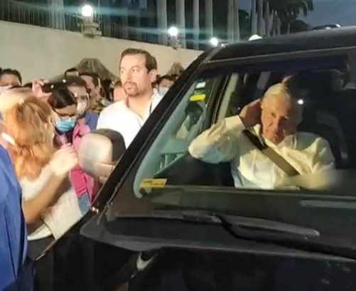 Maestros del CNTE retuvieron a AMLO