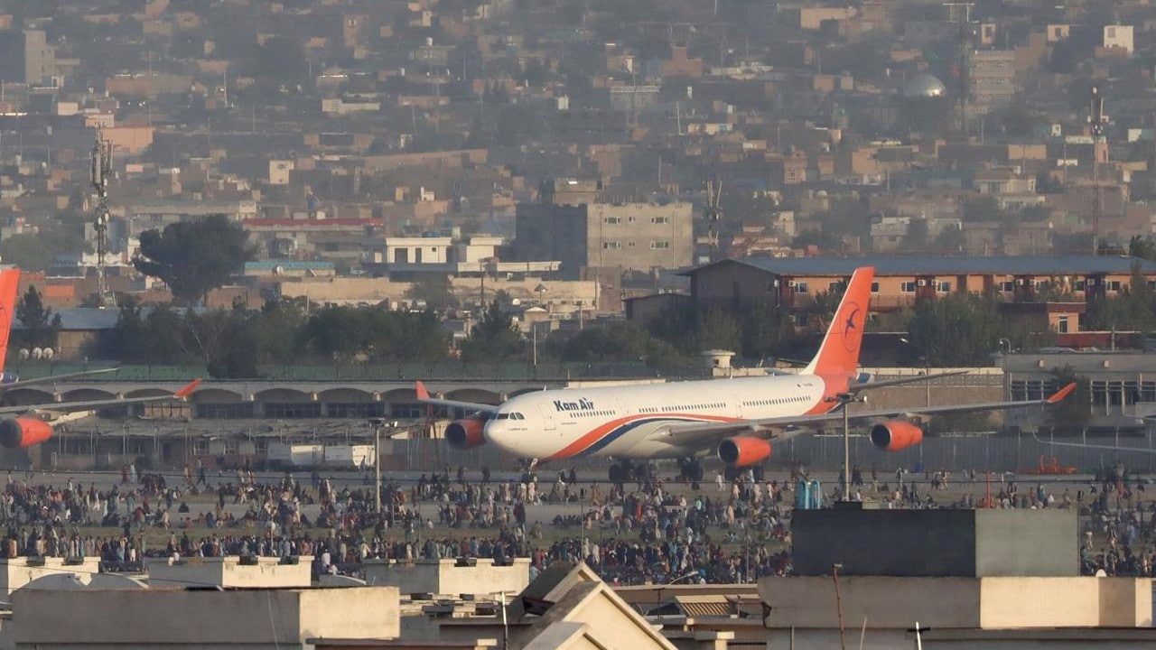 Estados Unidos controla el aeropuerto de Kabul, mientras que los talibanes protegen sus inmediaciones para reforzar la seguridad