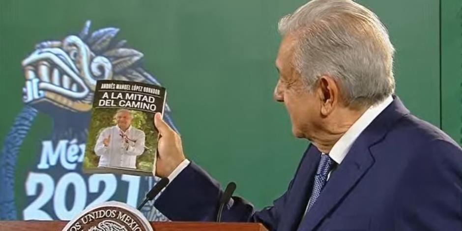 López Obrador (AMLO) se lanzó contra la clase media en su nuevo libro: A la mitad del camino. Aseguró que este sector "se degradó".