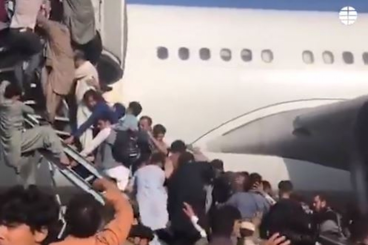 Después de que los talibanes tomaran el control de Afganistán, miles de civiles han intentado huir del país por temor y desesperación.