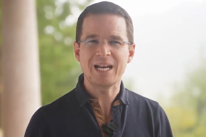 Ricardo Anaya se va de México. El ex candidato a la presidencia denunció que el presidente López Obrador ordenó encarcelarlo.