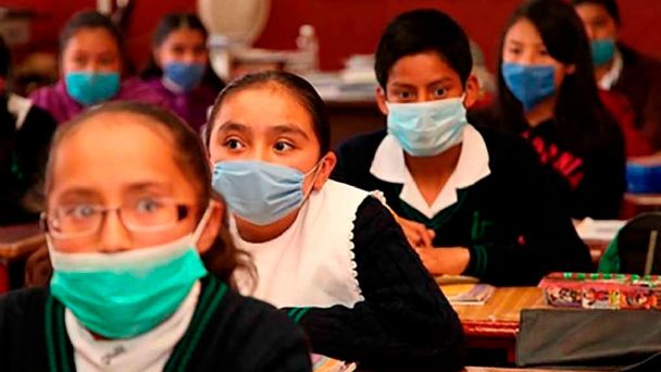Alumno contagia de COVID 19 a 80 compañeros. Los estudiantes vacunados o con prueba negativa podrán regresar a las aulas el 17 de agosto.