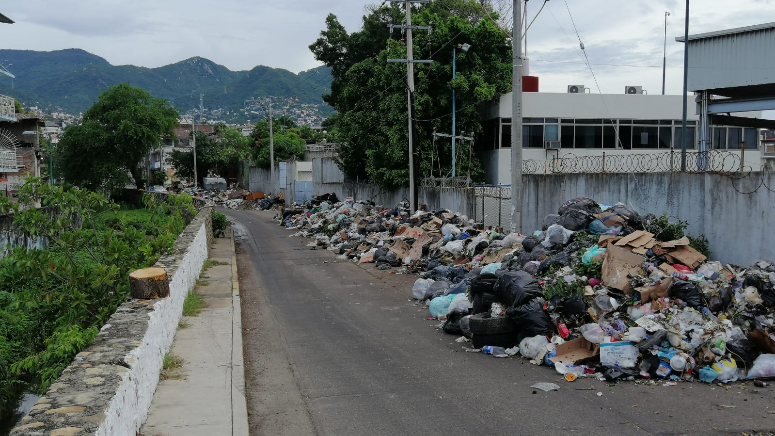 Acapulco al borde con basura acumulada