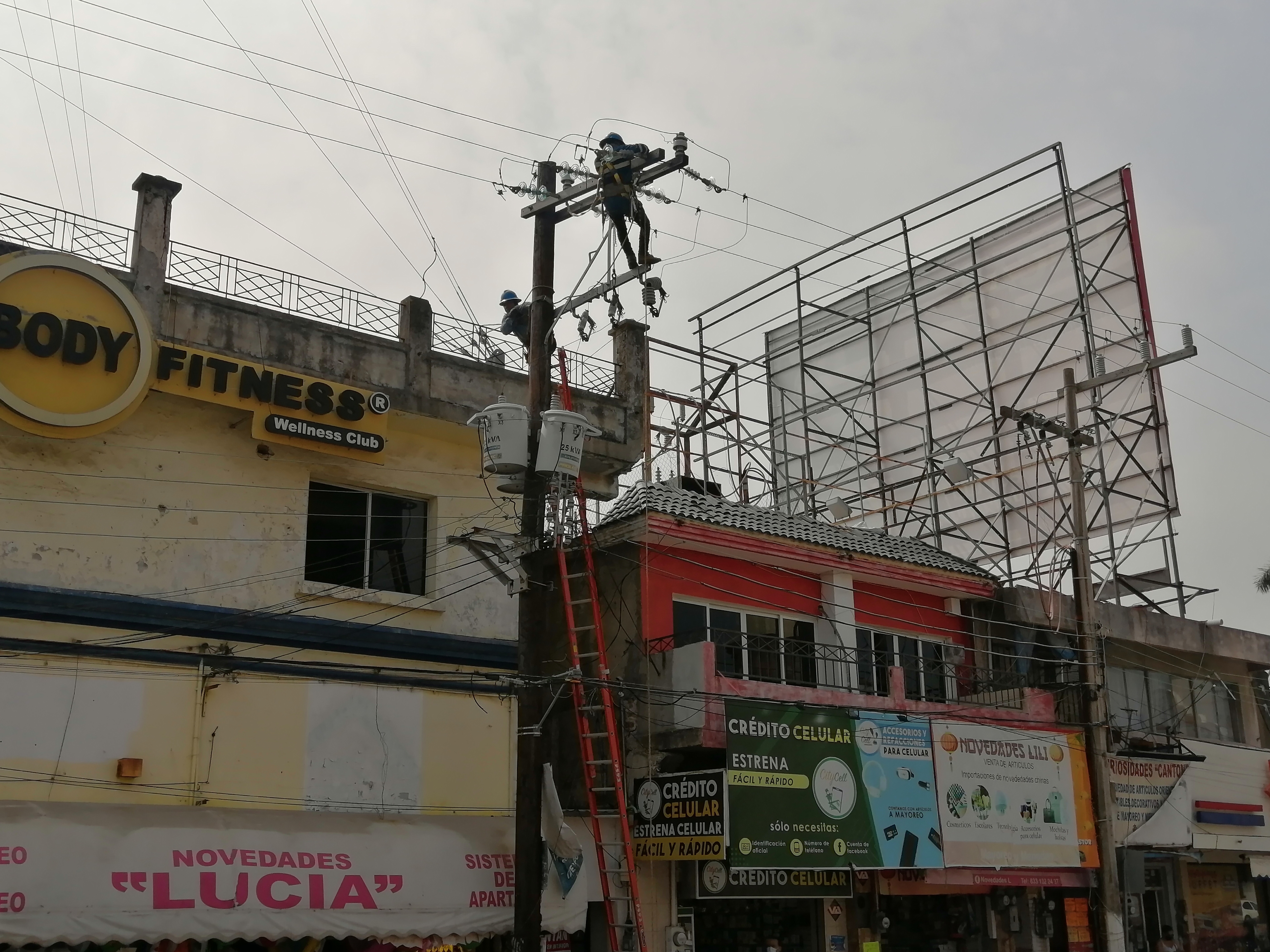 le cortaron la luz por adeudar un peso