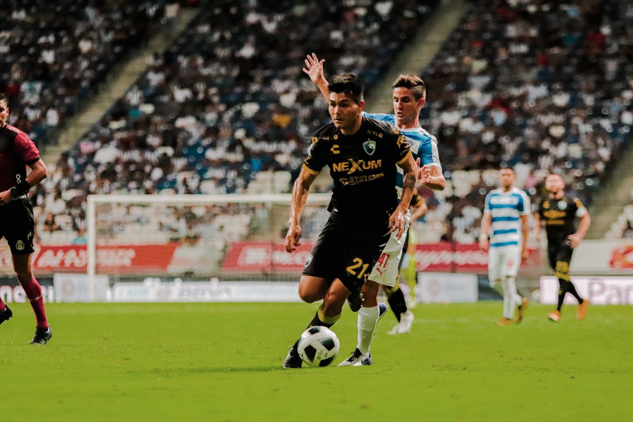 Pocas emociones entre regios y celestes