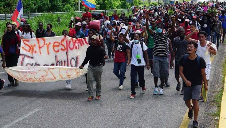 Una nueva caravana migrante integrada por hombres, mujeres y niños inició su recorrido desde Chiapas para poder llegar a la frontera norte