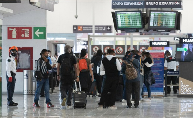 La mañana de este martes, 250 mexicanos acudieron AICM para descubrir que les cometen un fraude al prometerles trabajos en Canadá.