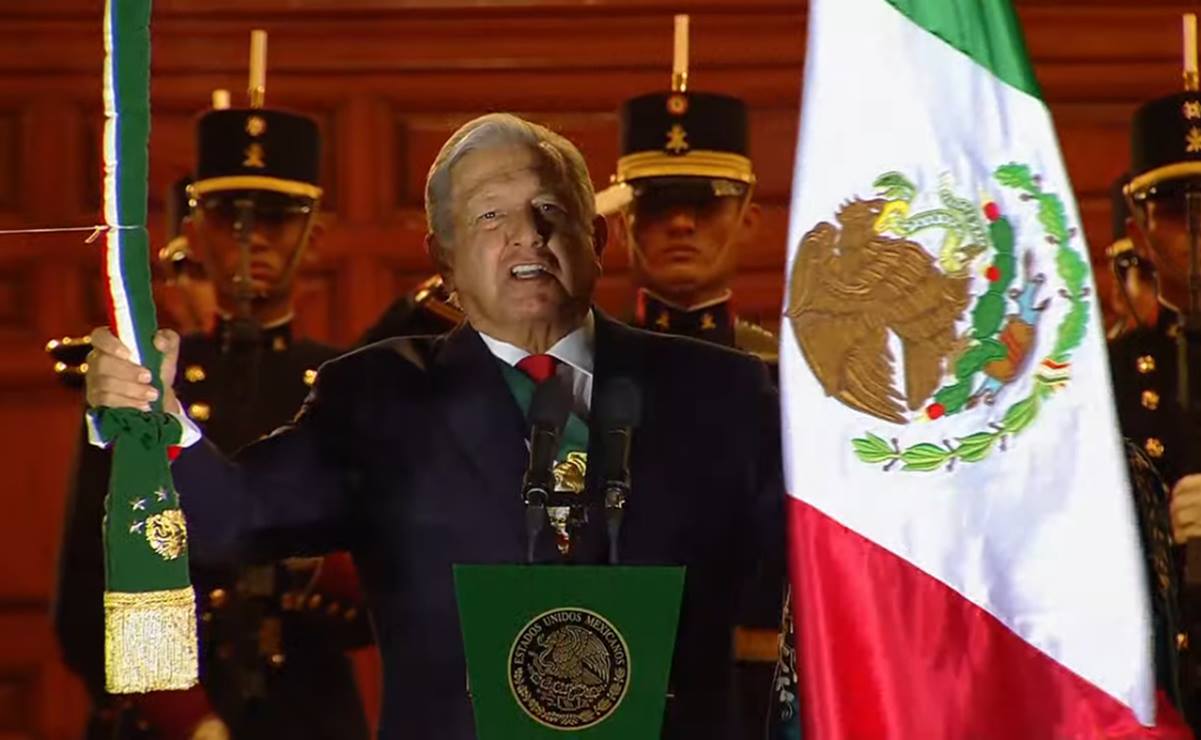 Por segundo año consecutivo, AMLO da grito de independencia en un zócalo vacío y lleno de luces para conmemorar el 211 aniversario del suceso