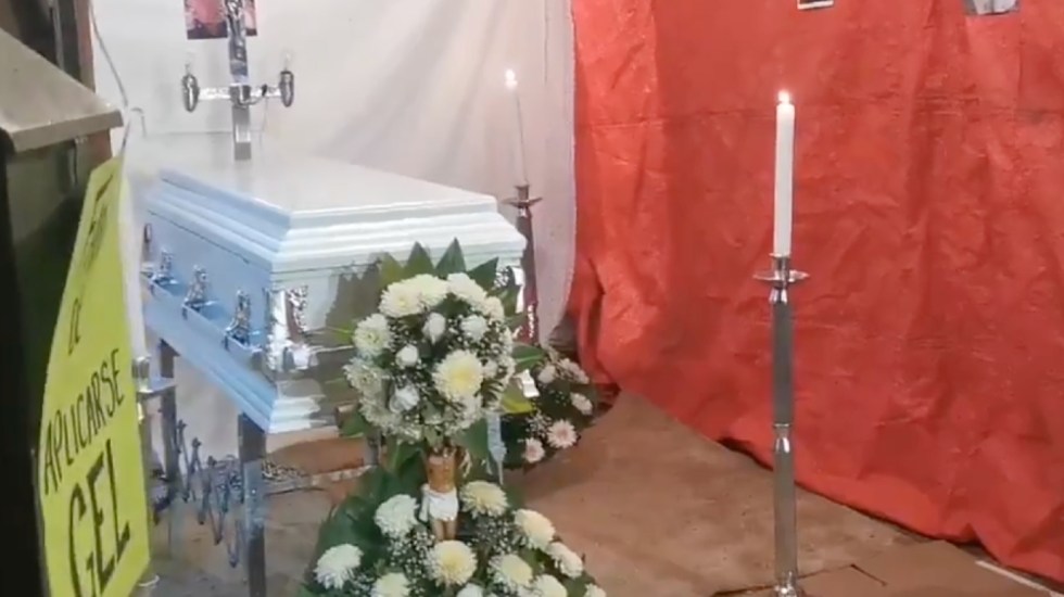 Este martes se halló el cuerpo de Mía, una menor de 3 años, entre los escombros del deslave del Chiquihuite y la velan con flores blancas.