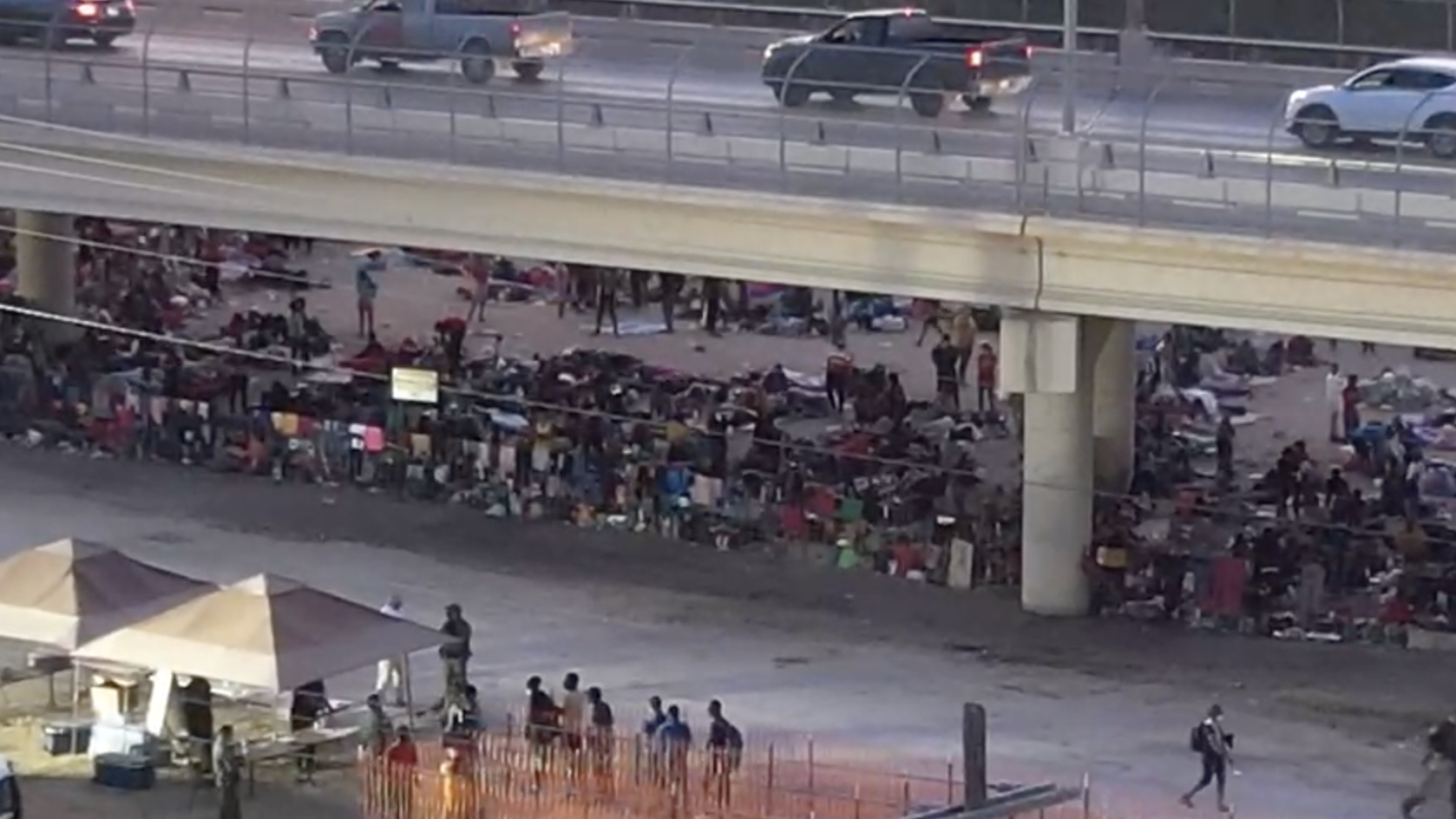 El gobierno de Estados Unidos ordenó cierres fronterizos en Texas tras una posible migración masiva de parte de cerca de 12 mil haitianos.