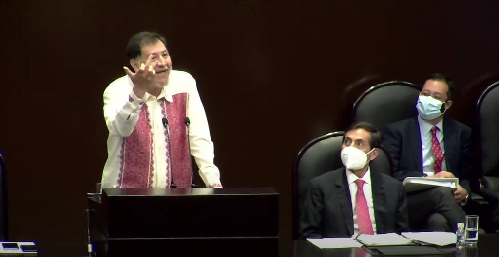 El diputado del PT, Gerardo Fernández Noroña, anduvo 'sin censura' y se fue contra una diputada panista y le dedica una seña obscena.