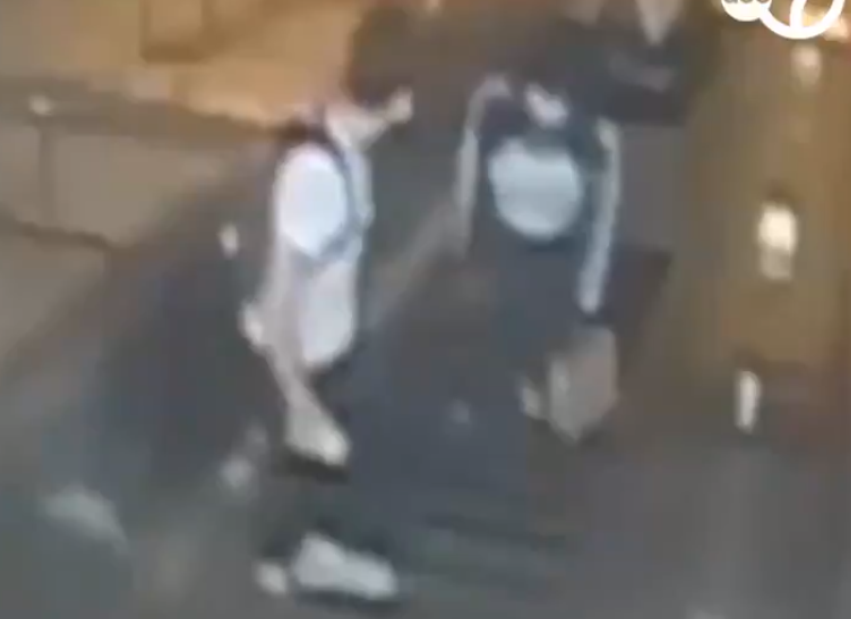 patea brutalmente a mujer