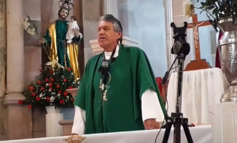 Exhiben a sacerdote por insultar a mujer con sobrepeso. "Hasta que revientes", dijo el padre Alfredo Gallegos a la mujer.