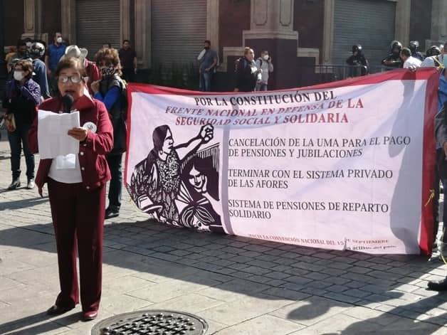 Al menos cien personas representantes de distintos sindicatos protestan contra AMLO en las inmediaciones del Zócalo durante el Tercer Informe