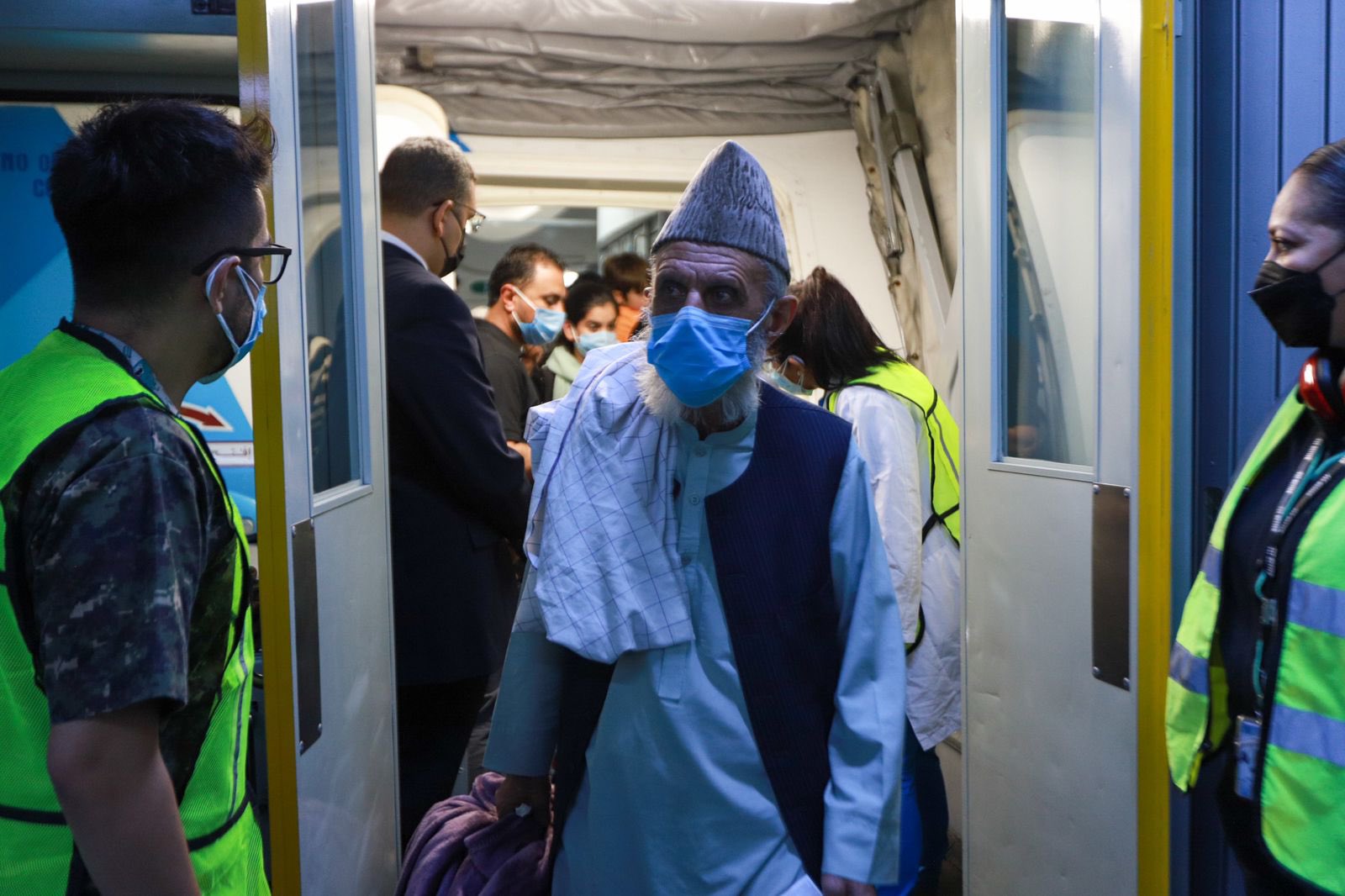 Llegan 175 refugiados afganos