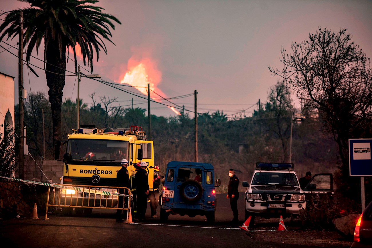 Ante condiciones meteorológicas adversas, los servicios de emergencia de la isla La Palma decretan un nuevo confinamiento.