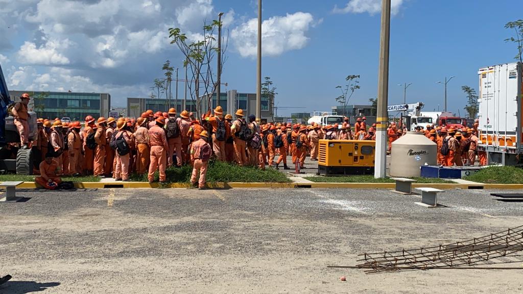 Durante el paro de labores, trabajadores y policías se enfrentan en las instalaciones de la refinería de Dos Bocas, Tabasco.