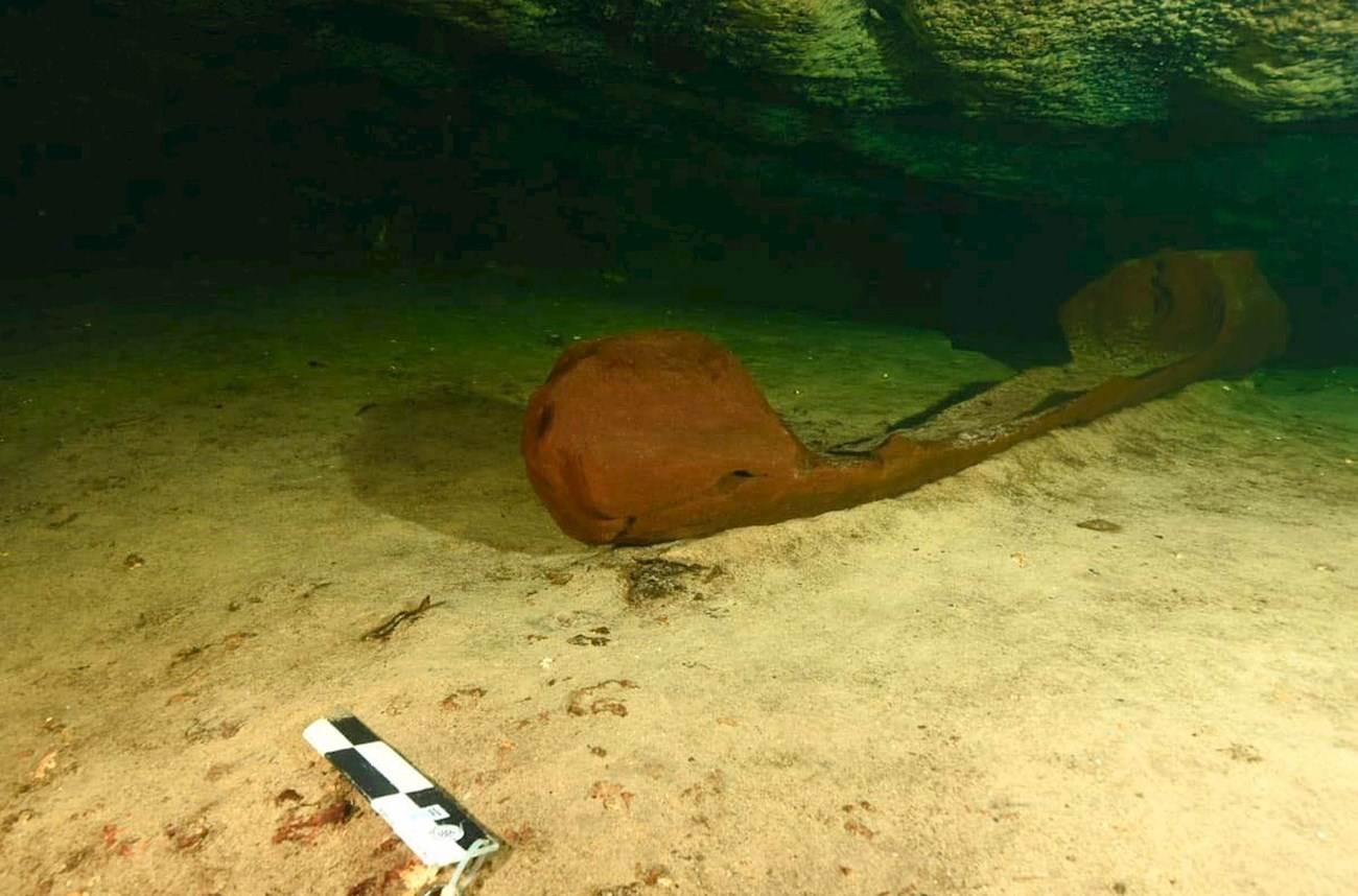 Durante la prospección del Tramo IV del Tren Maya, unos arqueólogos mexicanos descubren una canoa maya prehispánica bajo un cenote en Yucatán