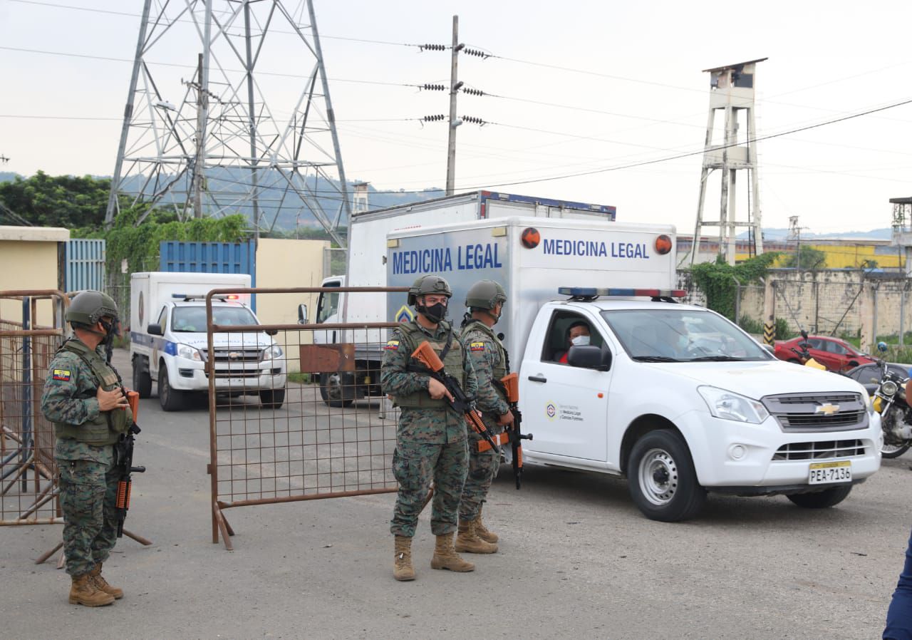Reos disparan contra policías en cárcel de Ecuador. Anteriormente, ocurrió un motín que dejó como saldo a 118 muertos en total.
