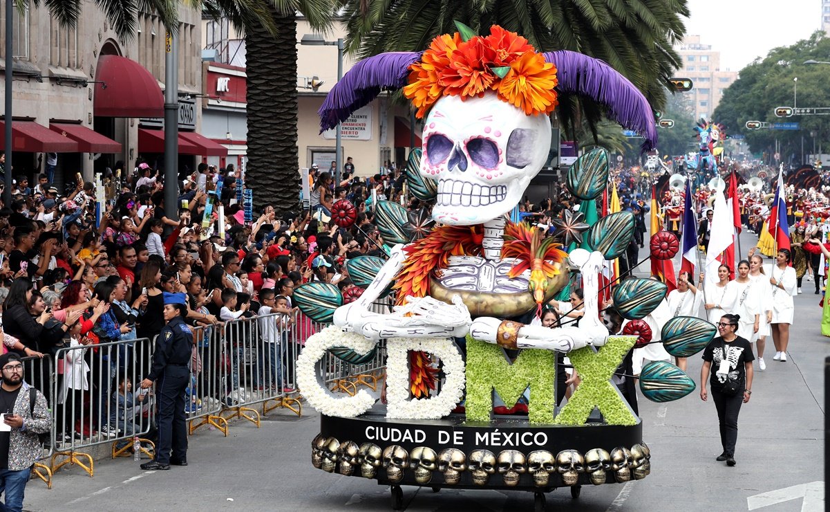 En este último día de octubre, arranca el tradicional desfile de Día de Muertos con aglomeraciones y algunas faltas a las medidas sanitarias.