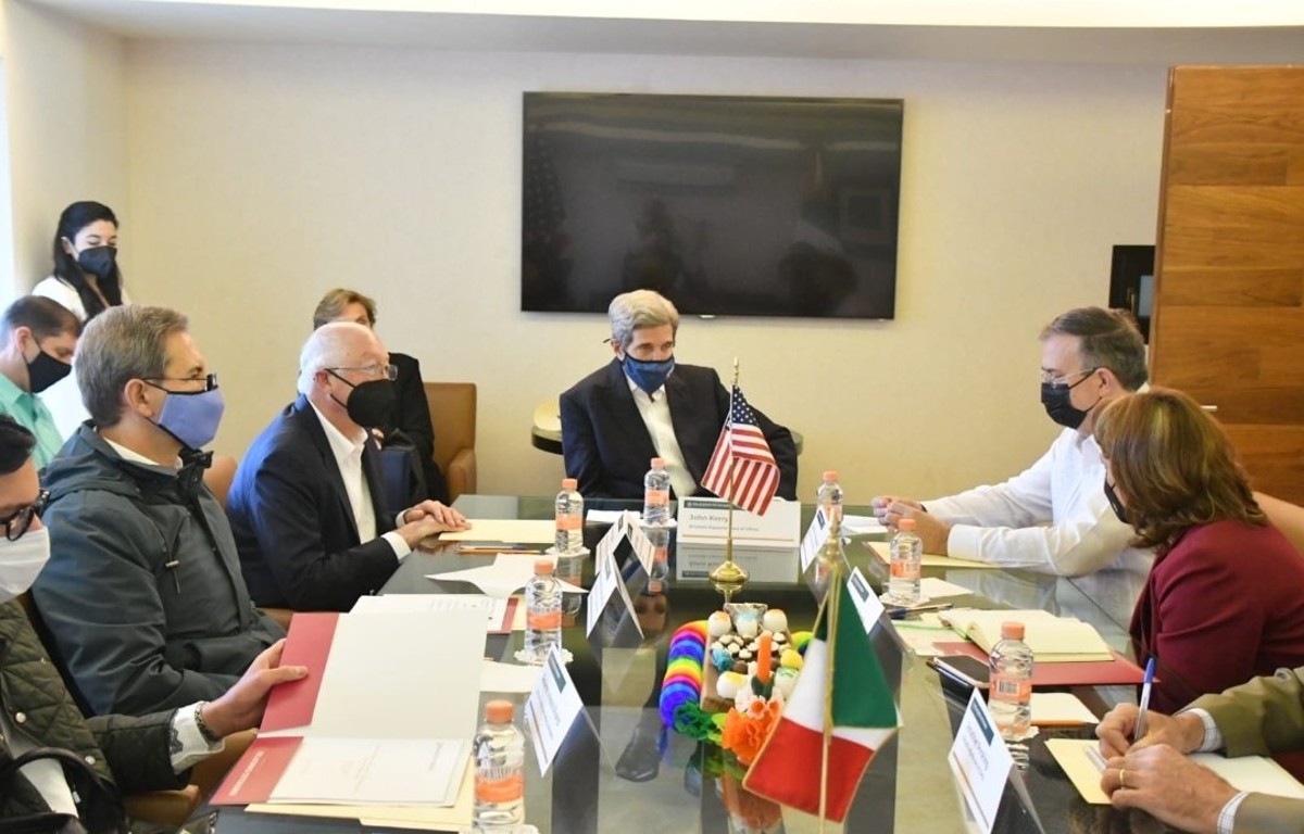 Este lunes llegó John Kerry, un enviado especial de Estados Unidos, para revisar el programa de reforestación "sembrando vida" de AMLO.