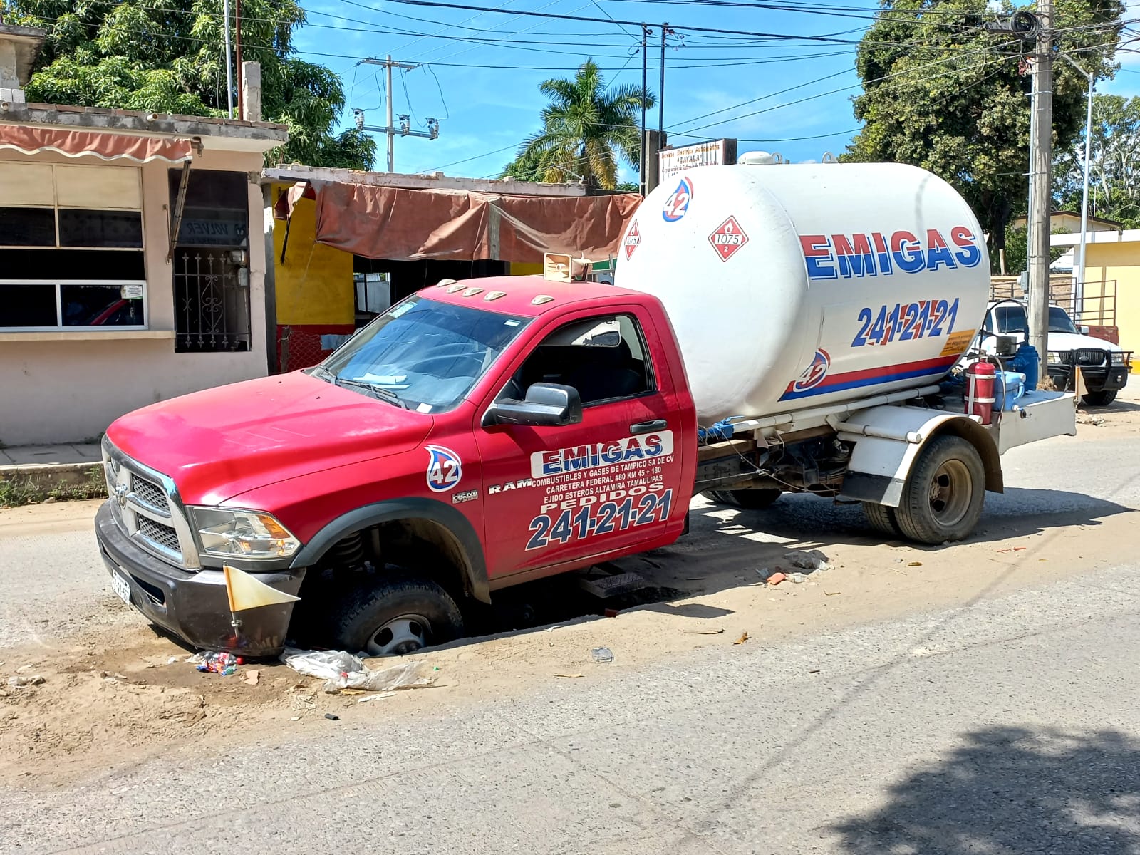 Pipa de gas LP cayó en un socavón en Altamira