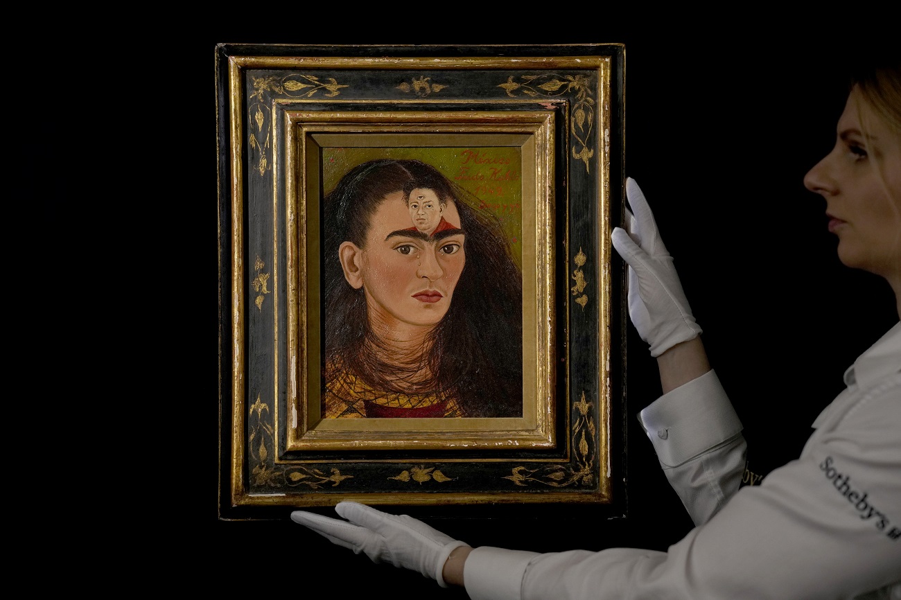 En una cifra récord de $34.9 millones de dólares, se vende el autorretrato "Diego y yo" de Frida Kahlo en una subasta en Nueva York.