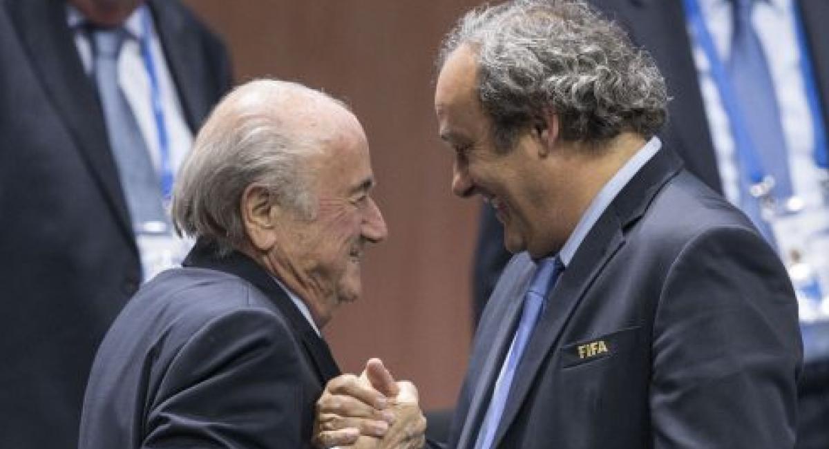 Joseph Blatter y Michel Platini son acusados de fraude