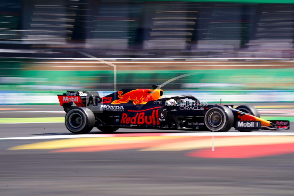 En una carrera histórica, Checo Pérez termina tercero y hace historia al ser el primer mexicano en lograr estar en podio en el GP de México