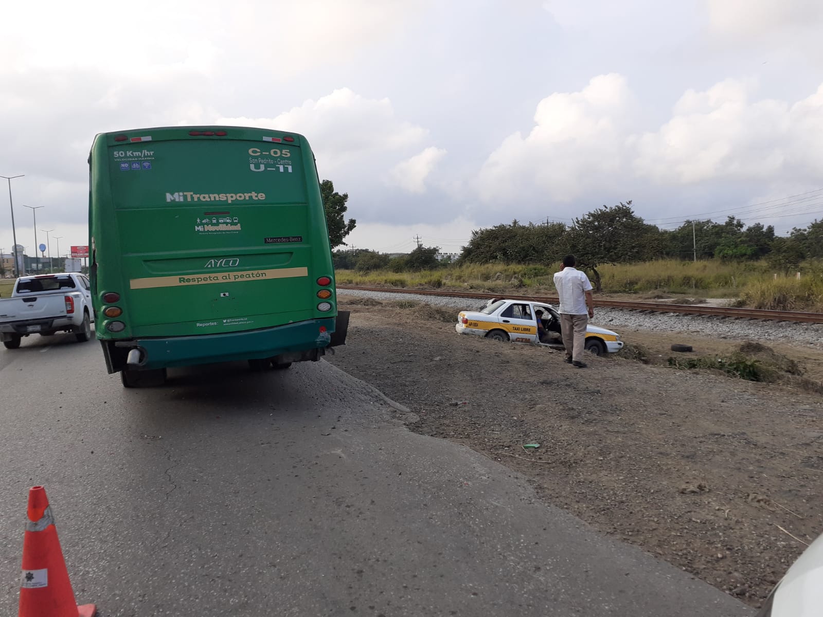 Choca autobús y taxi en Altamira; hay 2 heridos