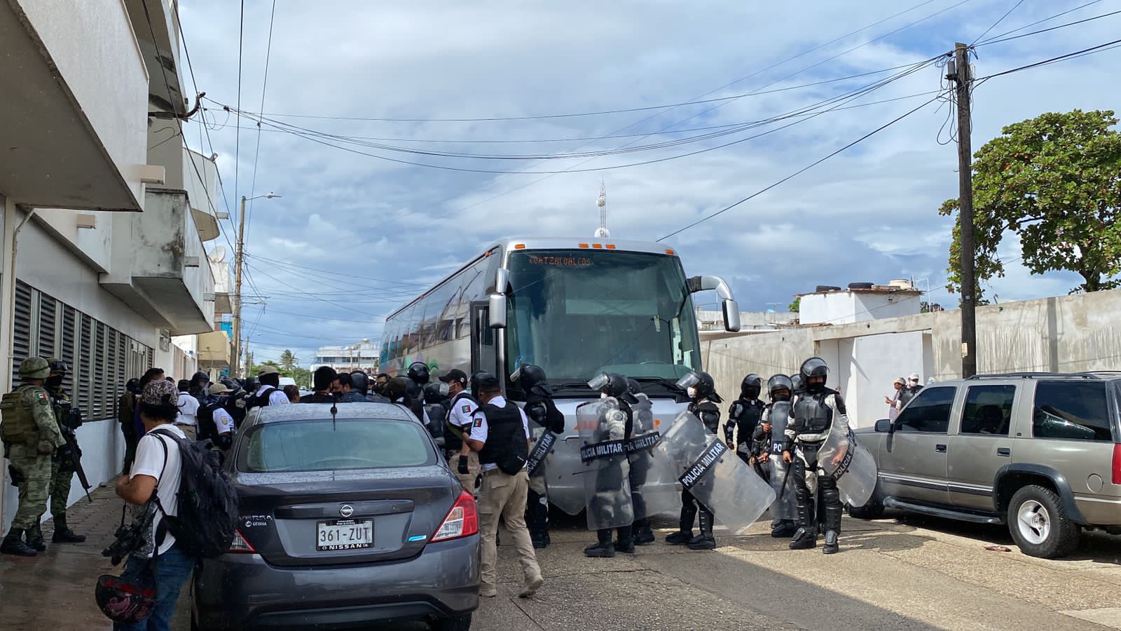 Aseguraron a 500 migrantes en tráileres en Veracruz