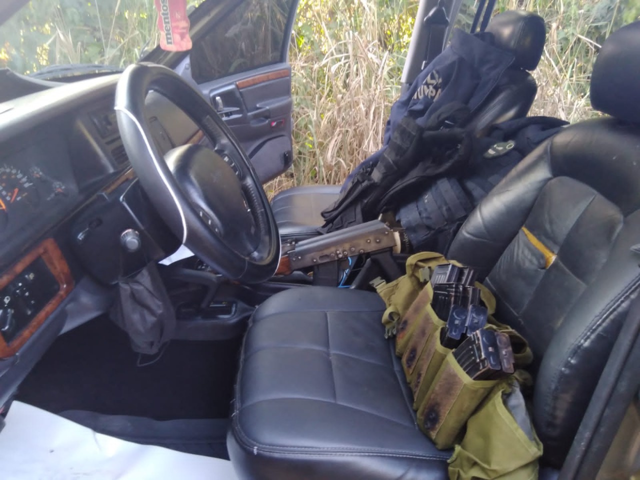 Este martes, la Secretaria de Defensa Nacional (SEDENA) sorprendió a grupos criminales en Veracruz y les decomisa armas y vehículos