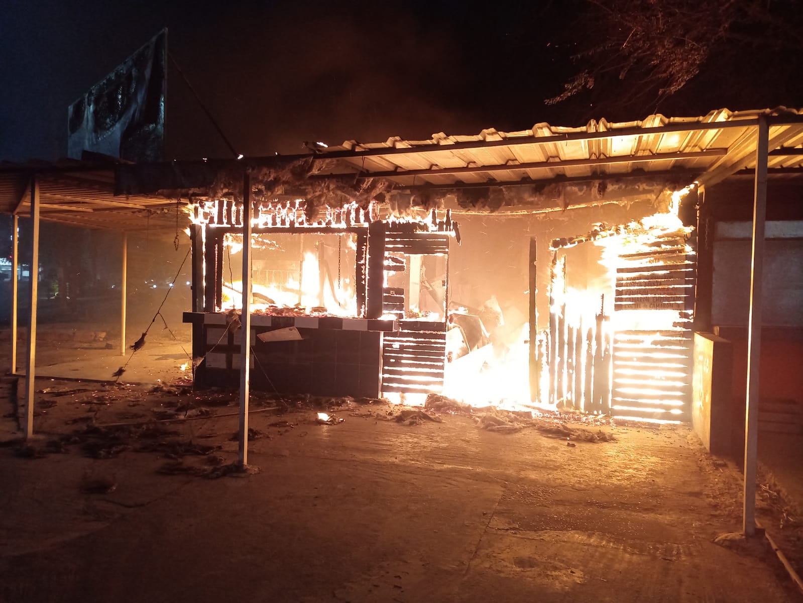 Un local de comida se incendió en Madero