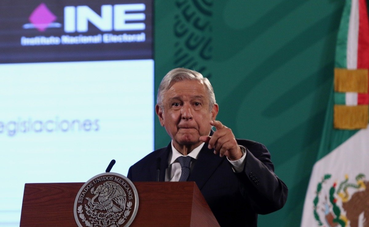 A pesar de que el INE desestimó medidas contra AMLO por promover la revocación, el instituto lo amenaza y le reitera el dejar de hacerlo.